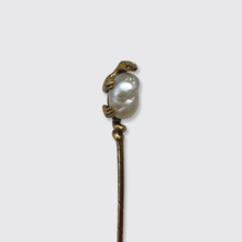 Load image into Gallery viewer, Pearl Lizard Stickpin