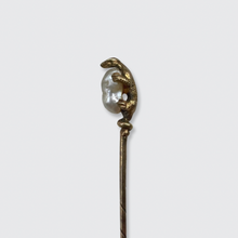 Load image into Gallery viewer, Pearl Lizard Stickpin