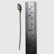 Load image into Gallery viewer, Pearl Lizard Stickpin